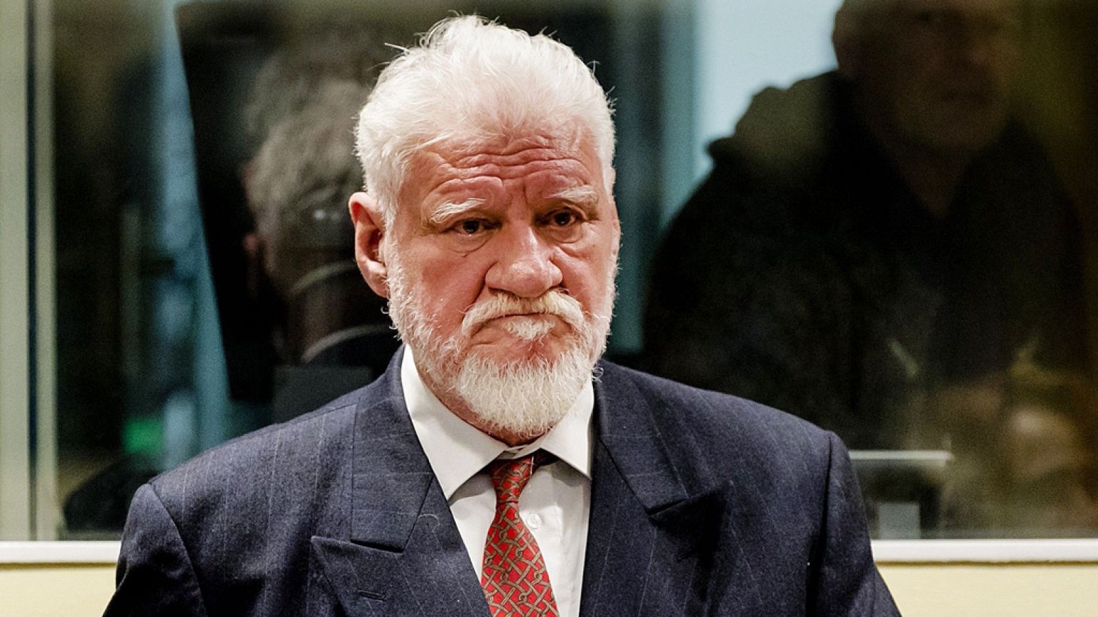 El exgeneral croata Slobodan Praljak aguarda el inicio de su comparecencia en La Haya