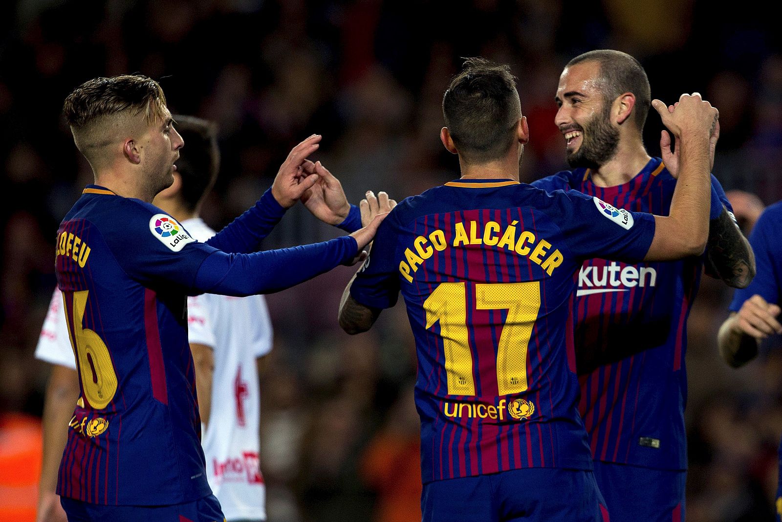 Alcácer celebra con sus compañeros su gol ante el Murcia.