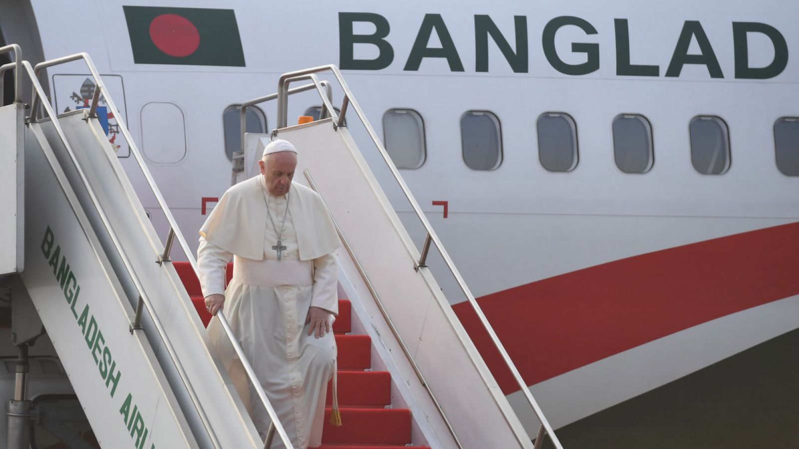 El papa Francisco llega a Bangladés desde Birmania