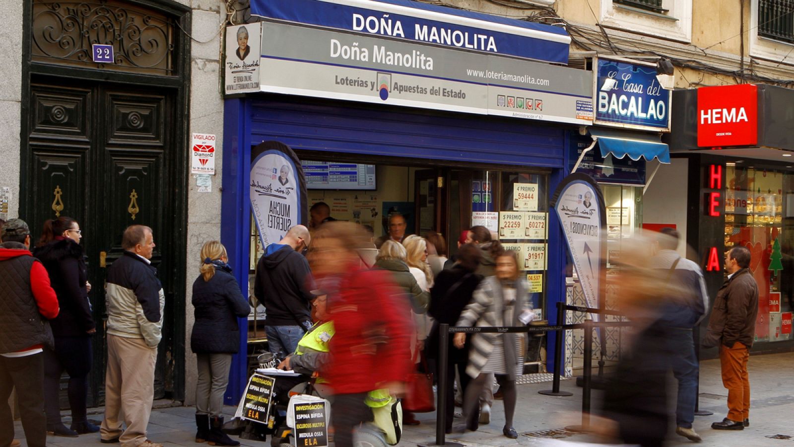 Cola para comprar Lotería de Navidad en Doña Manolita