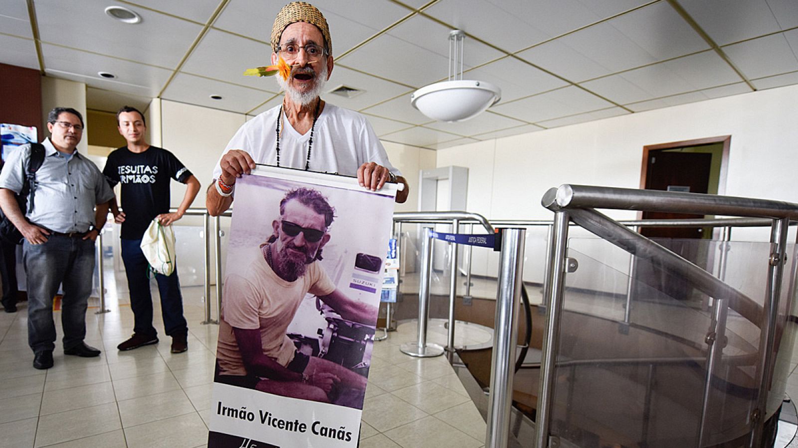 Un amigo del misionero Vicente Cañas sostiene un cartel con su foto en el juicio celebrado este jueves