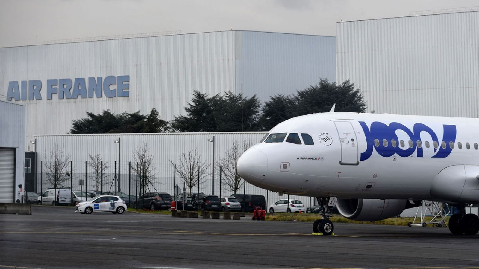Un avión de la nueva aerolínea Joon, subsidiaria de Air France, en la pista de mantenimiento que la compañía aérea en París