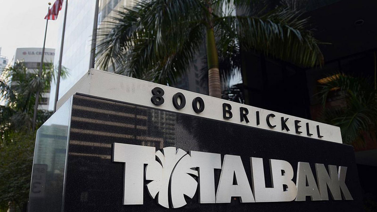 Entrada de la sede principal de Totalbank en la ciudad estadounidense de Miami