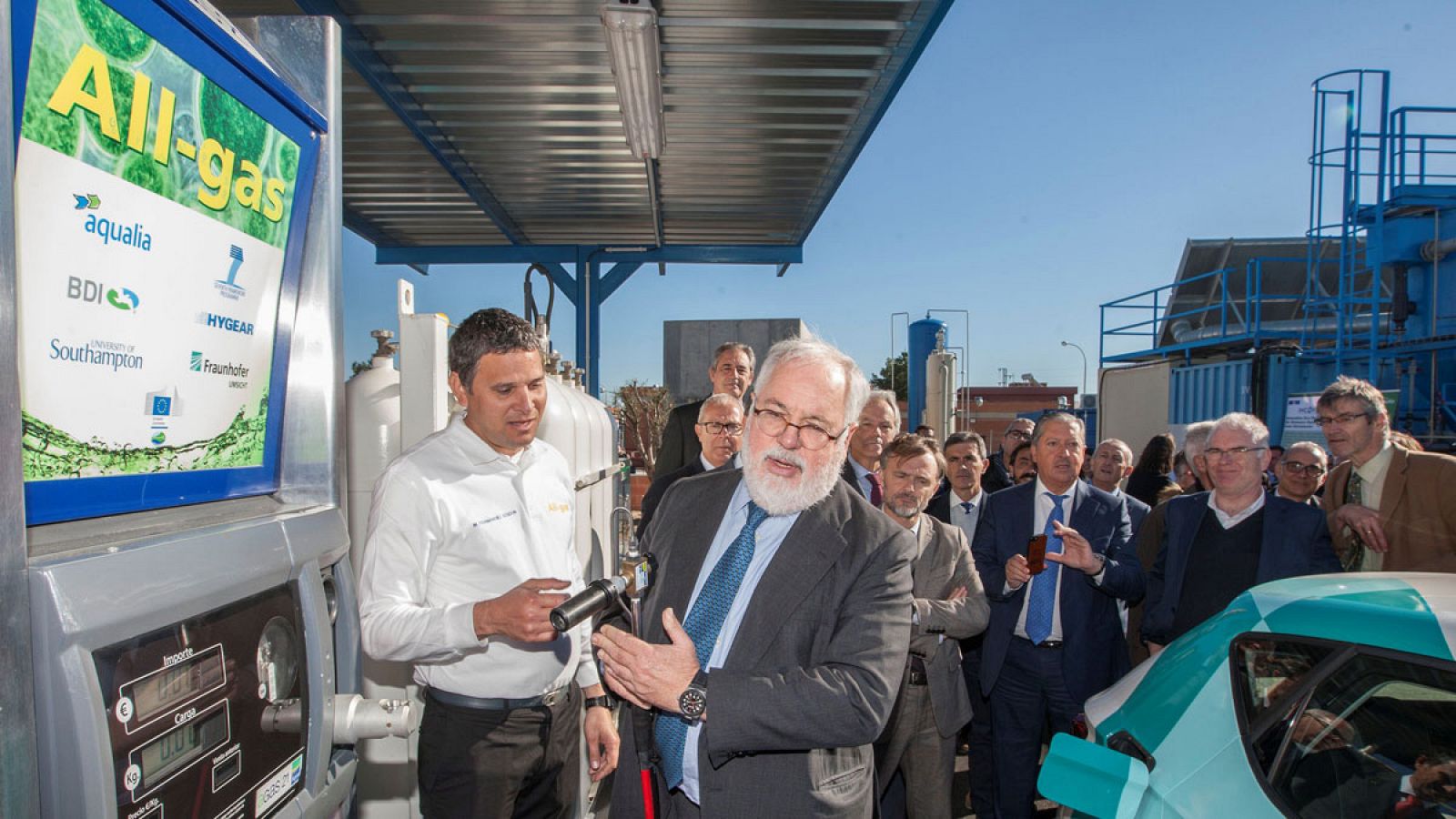 El Comisario Europeo de Acción por el Clima y Energía, Miguel Arias Cañete recarga un coche durante su visita a las instalaciones de la depuradora El Torno, en Chiclana de la Frontera (Cádiz).