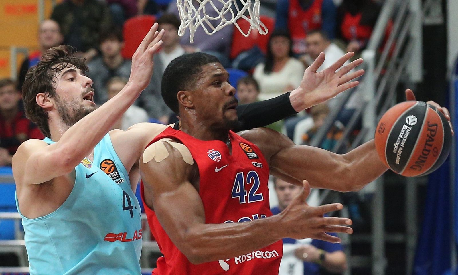 Ante Tomic intenta presionar al pívot estadounidense del CSKA de Moscú, Kyle Hines.