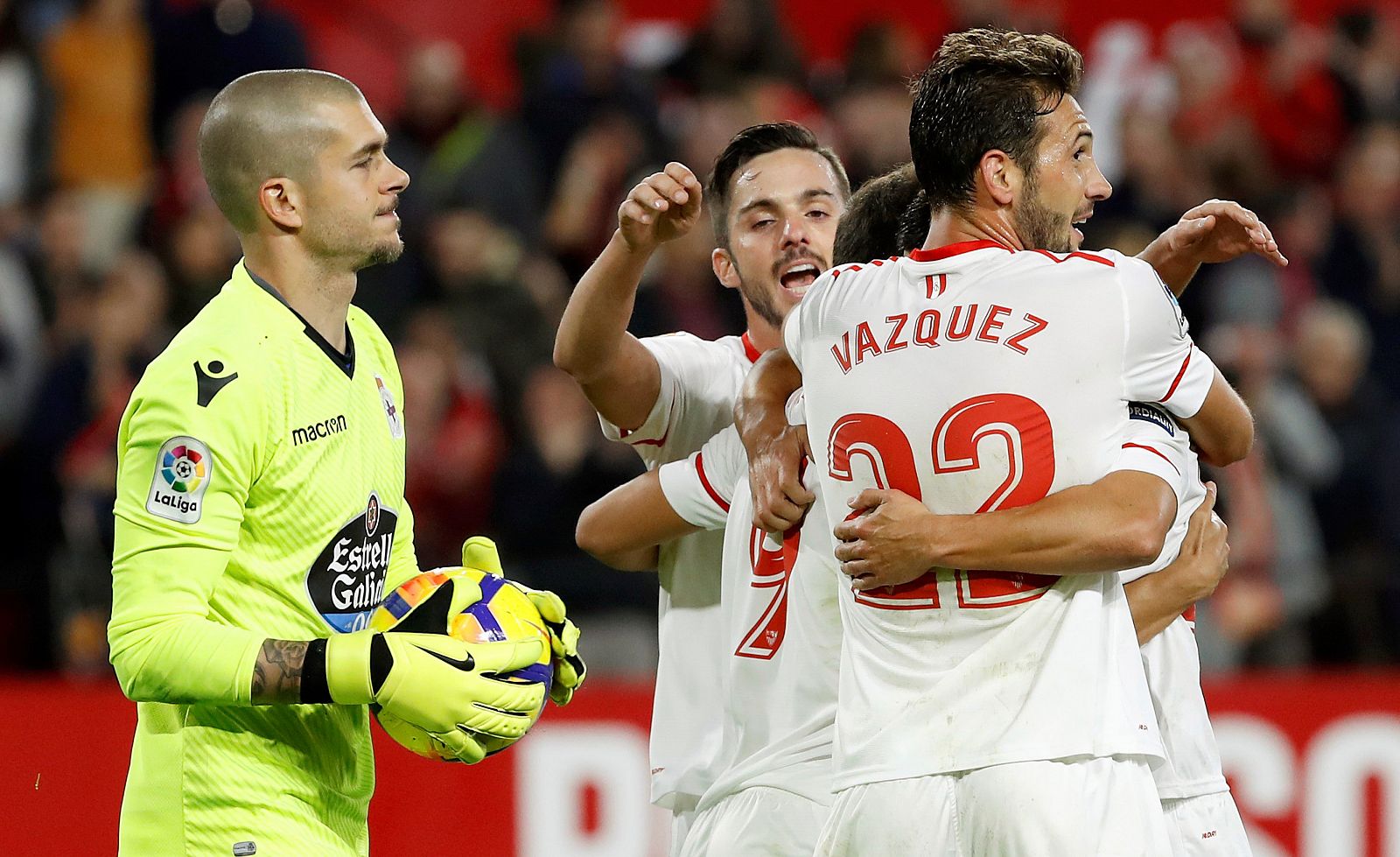 Los jugadores del Sevilla celebran el gol de Wissam Ben Yedder.