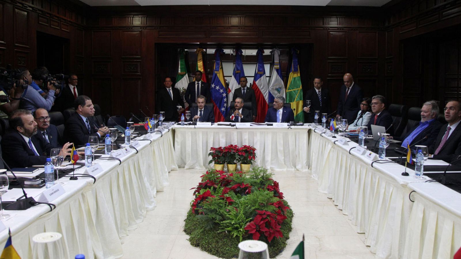 Imagen general del encuentro entre el Gobierno y la oposición venezolana en Santo Domingo, República Dominicana el sábado 2 de diciembre de 2017.