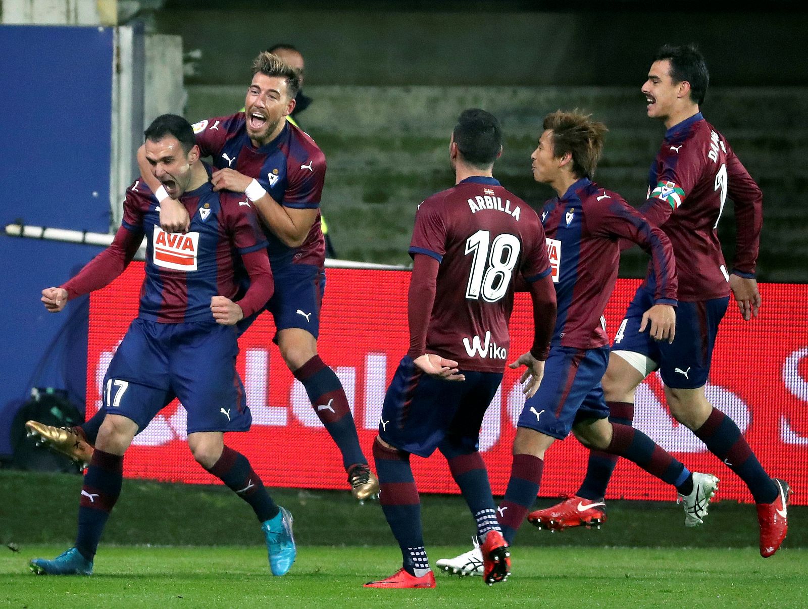 Kike García celebra con sus compañeros su gol, primero ante el Espanyol.