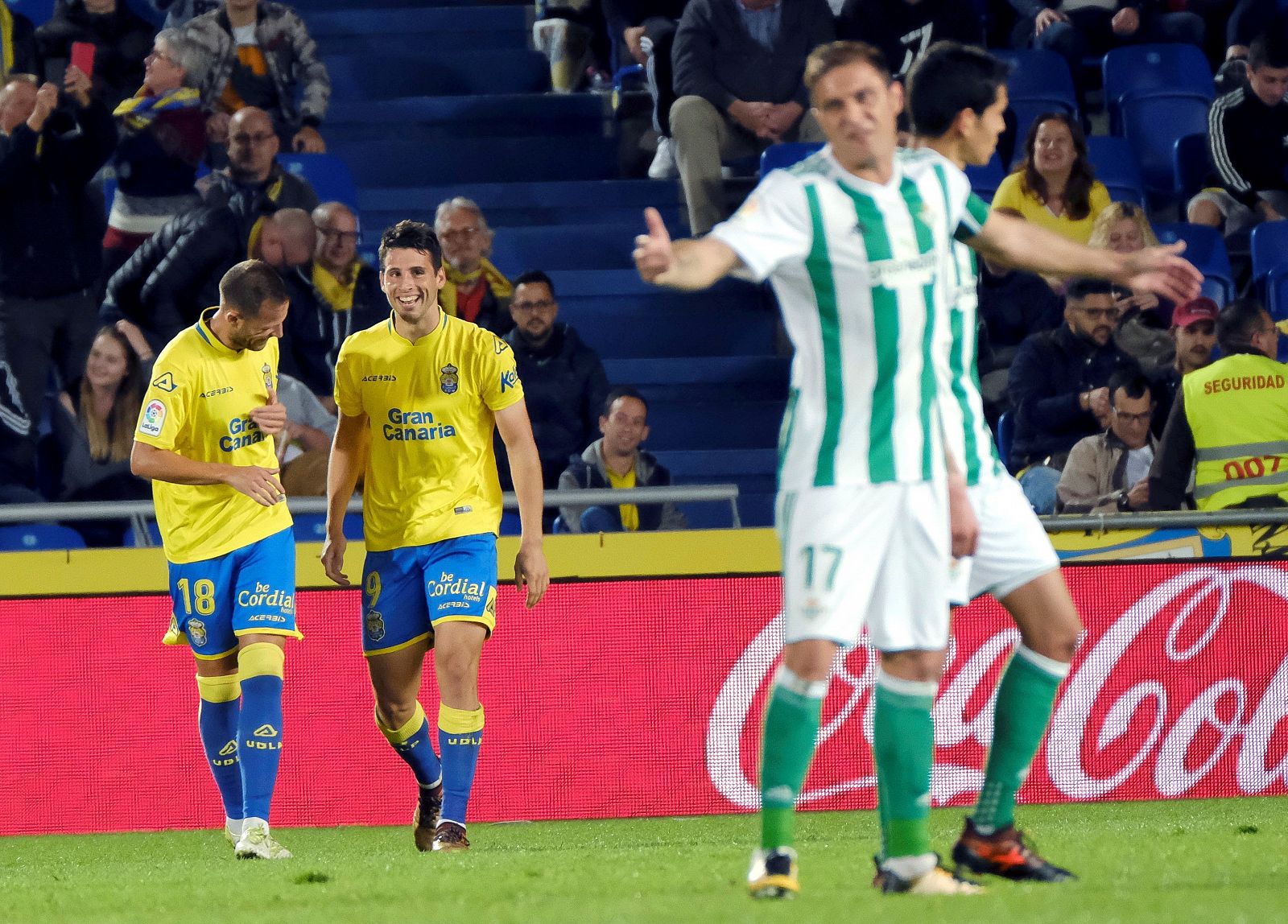 Castellano y Calleri celebran el gol marcado ante el Betis.