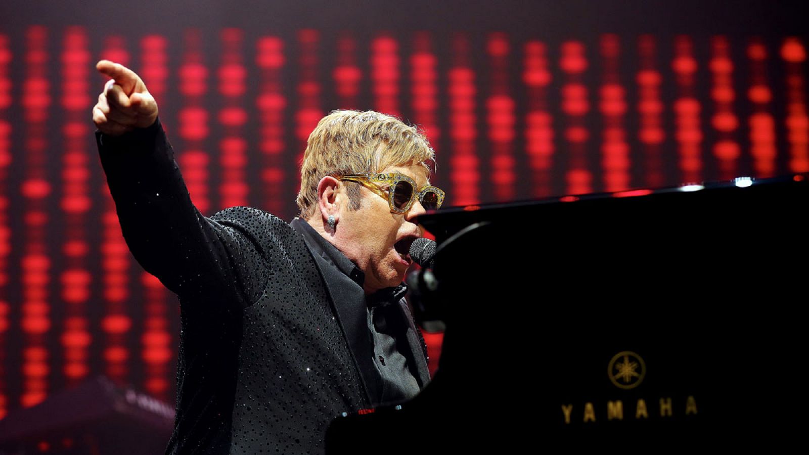 El cantante, compositor y pianista británico Elton John, durante el concierto que ha ofrecido este domingo 3 de diciembre de 2017 en el Palau Sant Jordi de Barcelona.