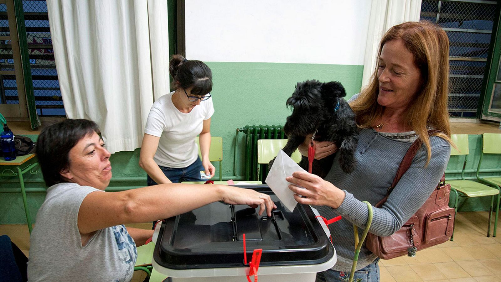 Una mujer vota en una mesa de un colegio de Figueres en la jornada de referéndum del 1 de octubre.