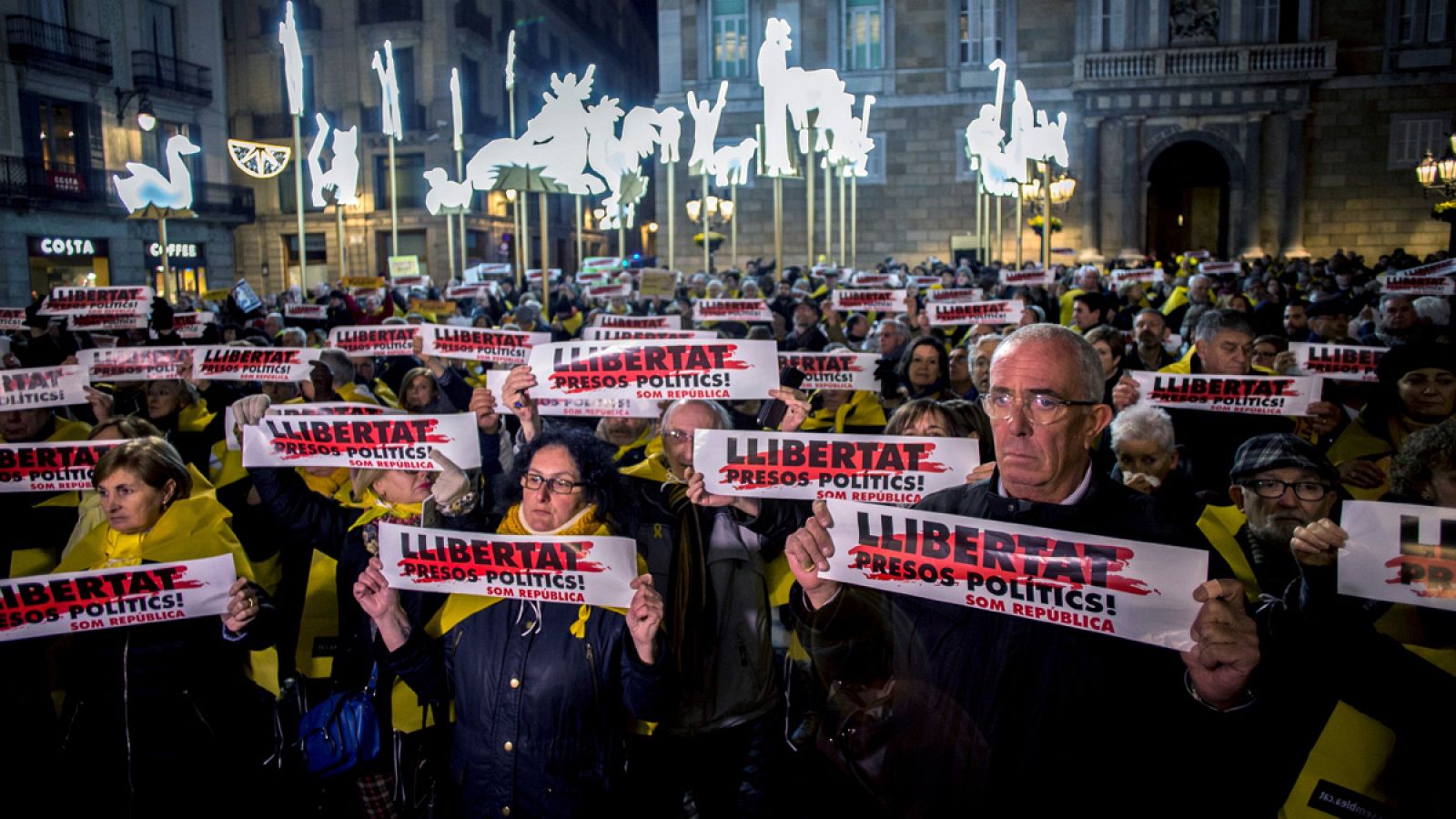 Concentración en la plaza Sant Jaume de Barcelona en protesta por la decisión del Tribunal Supremo de dejar en prisión a Oriol Junqueras, el exconseller Joaquim Forn y los líderes soberanistas.