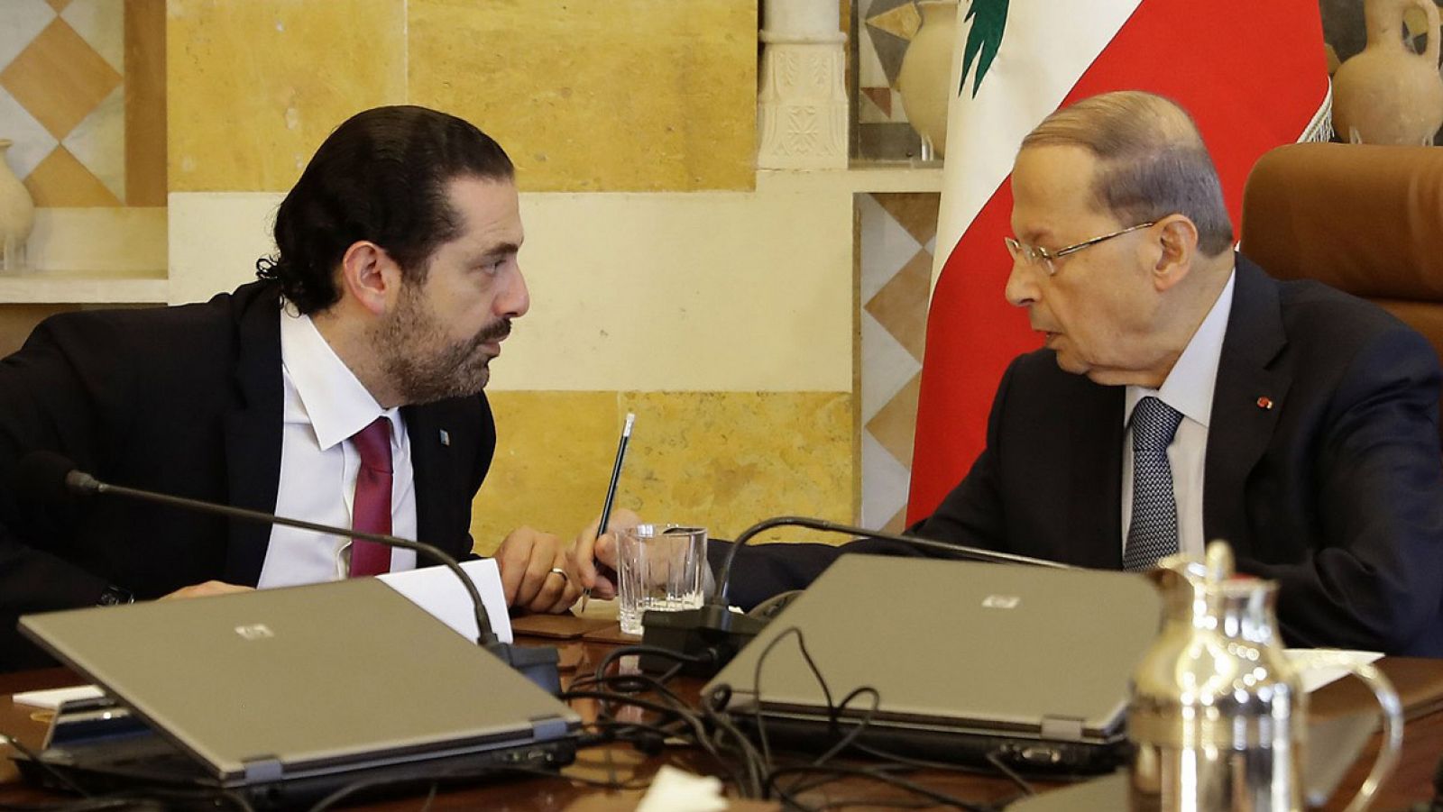 El presidente libanés Michel Aoun (derecha) y el primer ministro Saad Hariri, durante el Consejo de Ministros