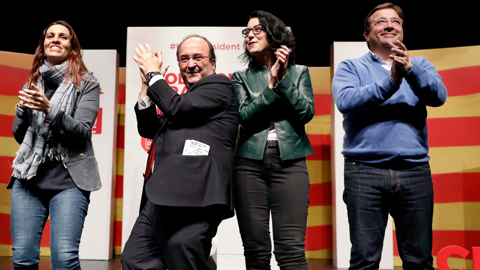 Miquel Iceta baila junto al presidente de Extremadura y la número dos de su lista, Eva Granados, tras el mitin en Sant Andreu de la Barca