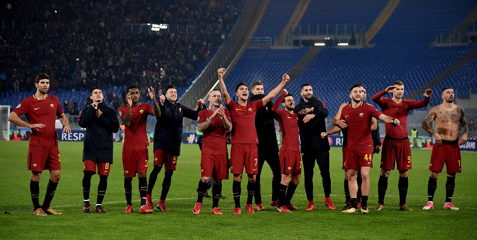 Los jugadores de la Roma celebran la clasificación.