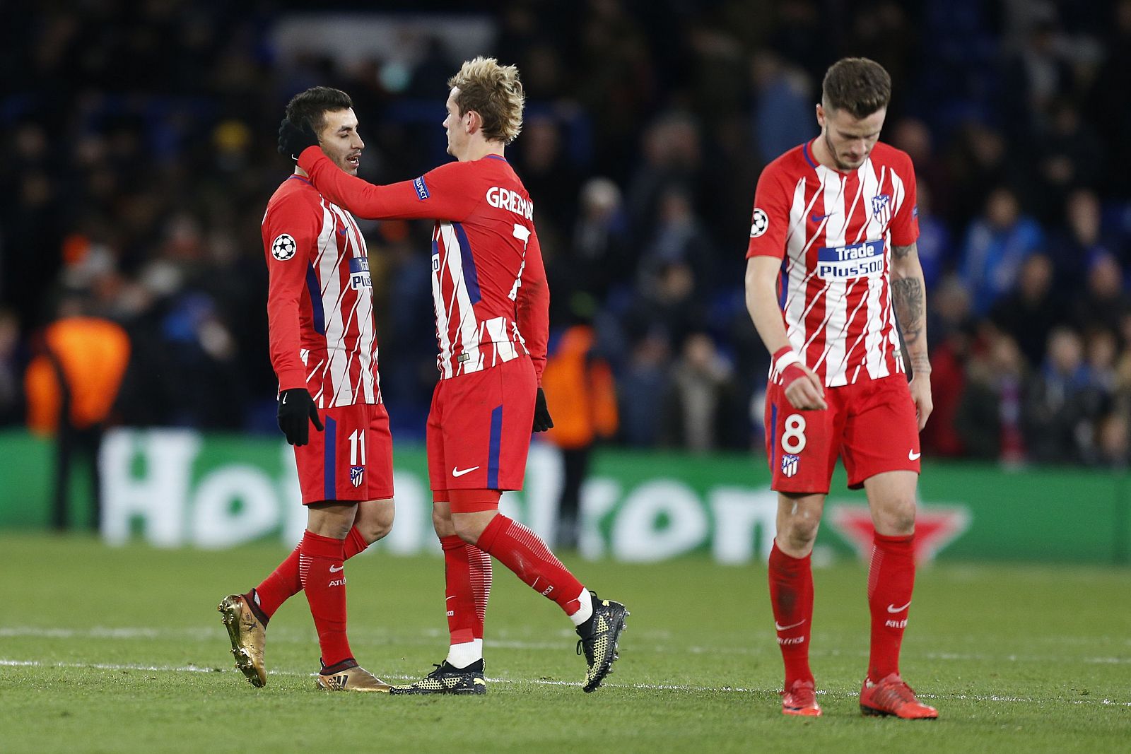 Los jugadores del Atlético de Madrid, abatidos tras el partido ante el Chelsea.