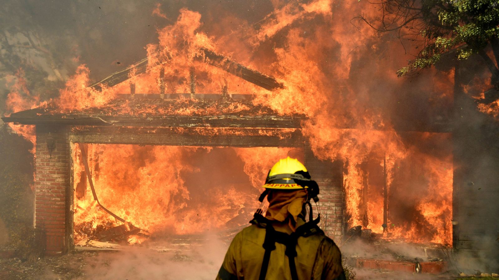 Un bombero trata de extinguir las llamas en el Valle de San Fernando (Los Ángeles)