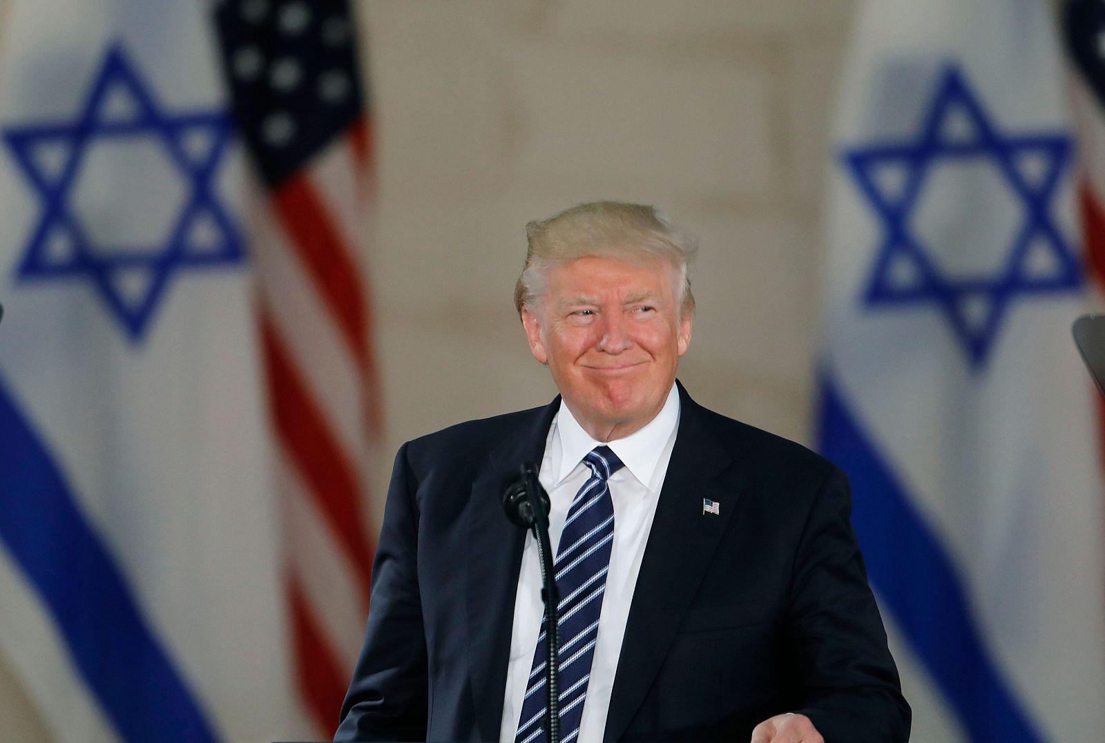 El presidente de EE.UU., Donald Trump, posa ante las banderas de su país y las de Israel