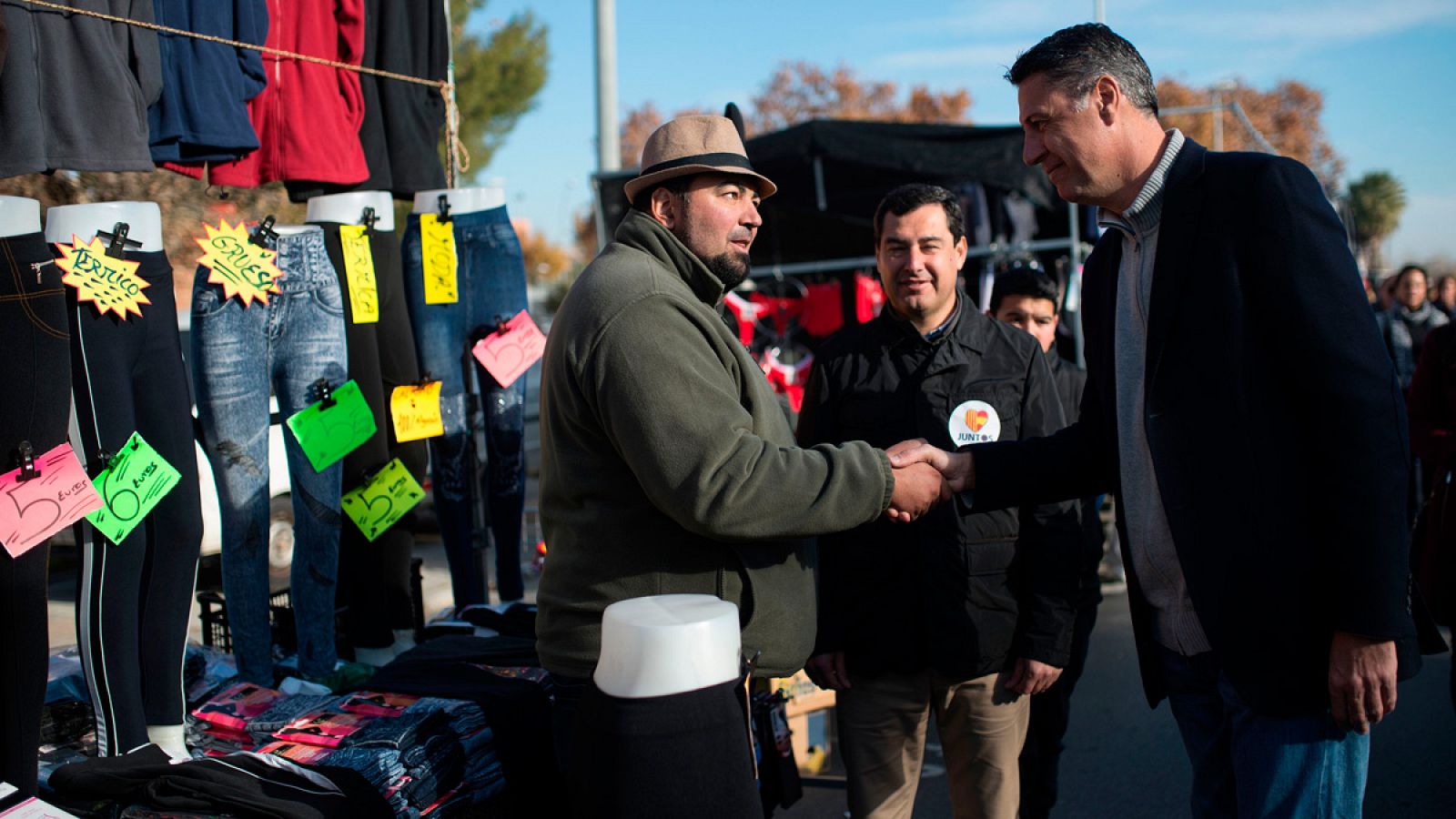 Xavier García Albiol saluda a un vendedor en una visita al mercado semanal en un barrio de El Prat de Llobregat.