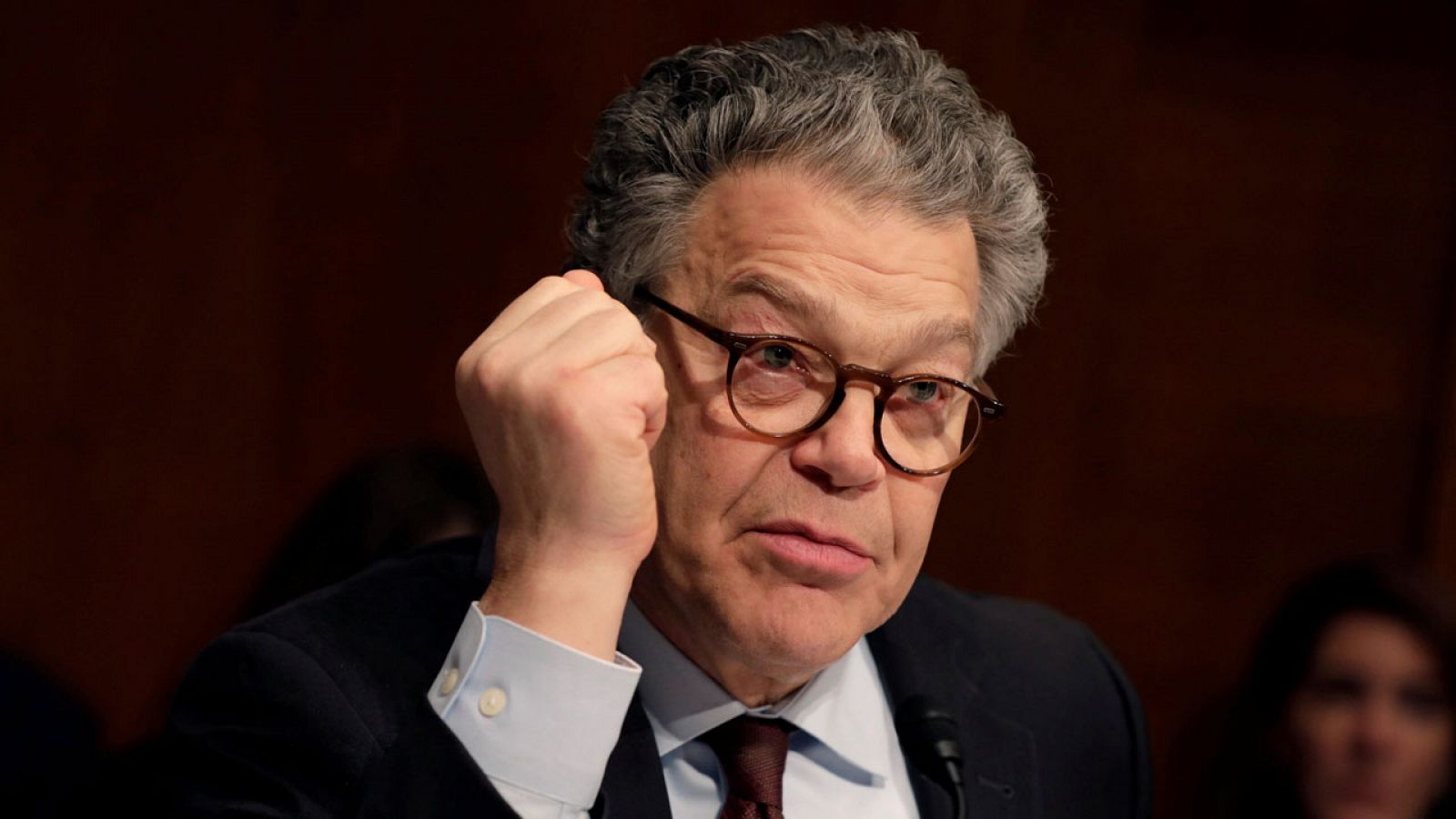 El senador estadounidense Al Franken interviene en una comisión en el Capitolio en Washington. REUTERS/Yuri Gripas