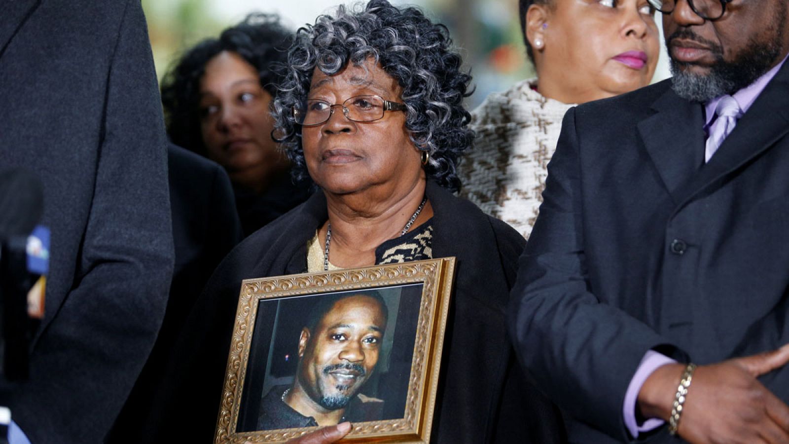 La madre de Walter Scott, asesinado por un policía en EE.UU., sujeta la foto de su hijo después de conocer la sentencia de su asesino