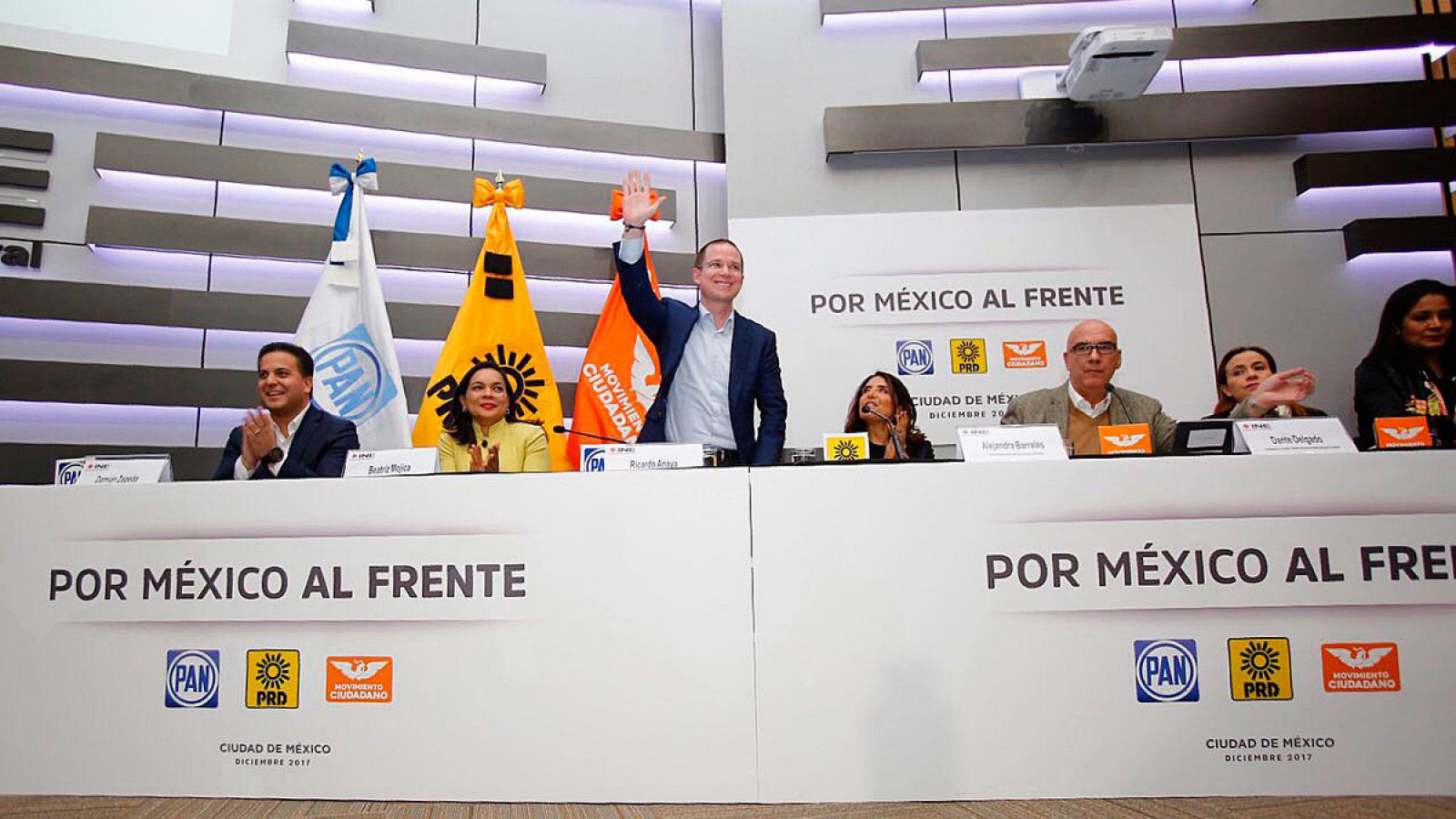 Los miembros de la coalición Por México al Frente mientras participan en una rueda de prensa en Ciudad de México