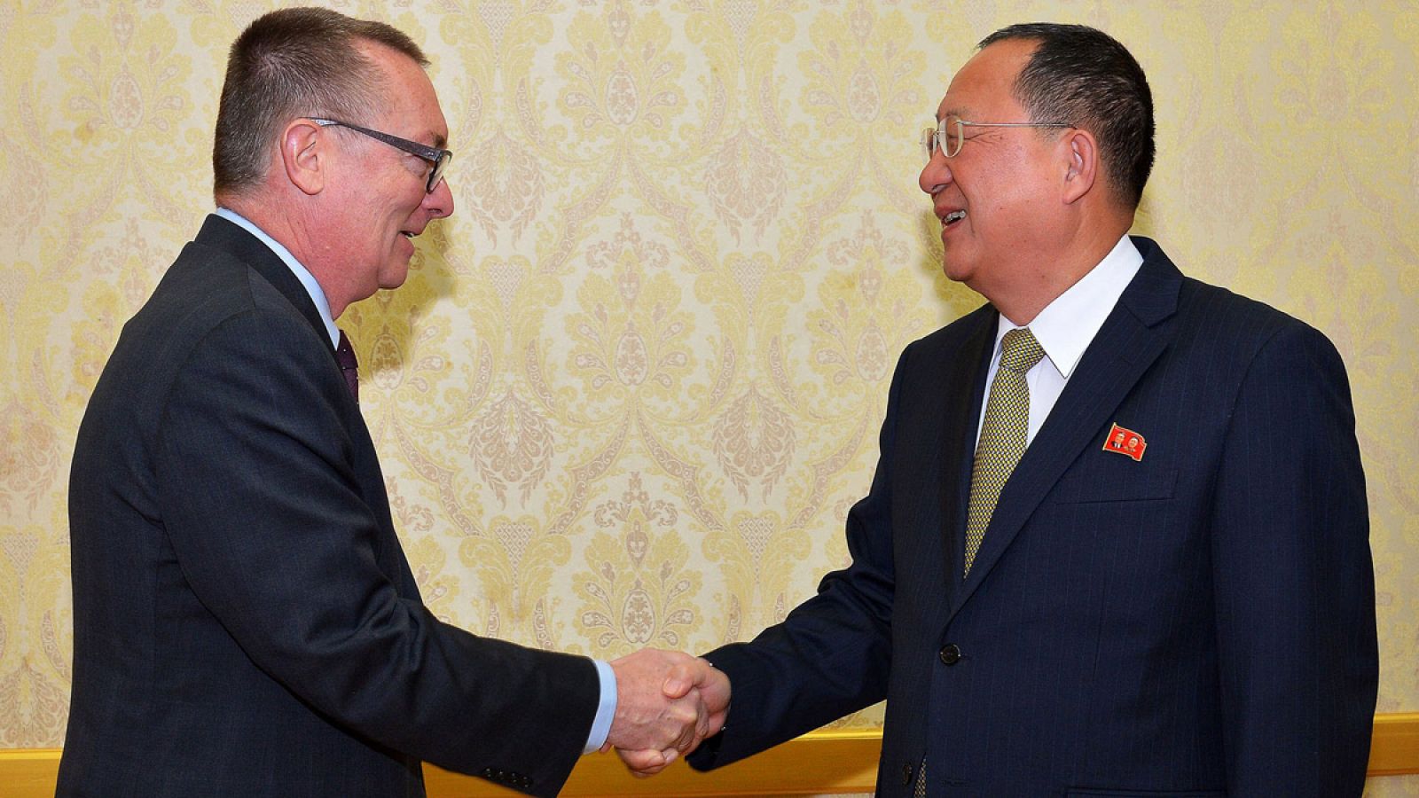 El ministro de Relaciones Exteriores de Corea del Norte, Ri Yong-ho, saludando al subsecretario general de Asuntos Políticos de la ONU, Jeffrey Feltman