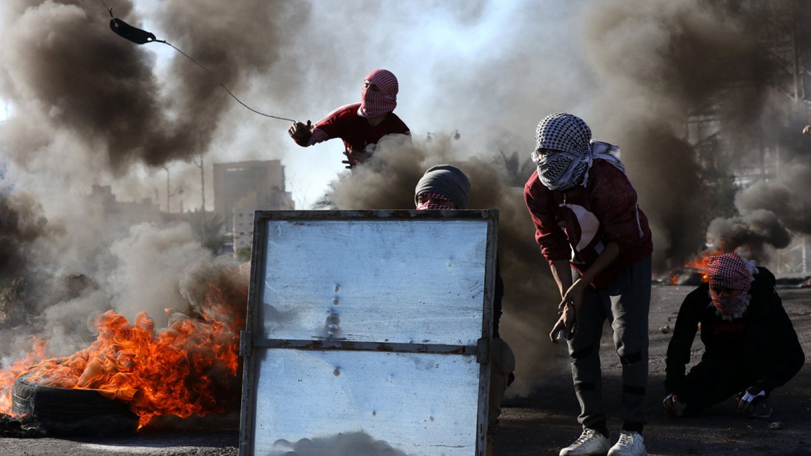 Palestinos se enfrentan a soldados israelíes durante unas protestas en Ramala
