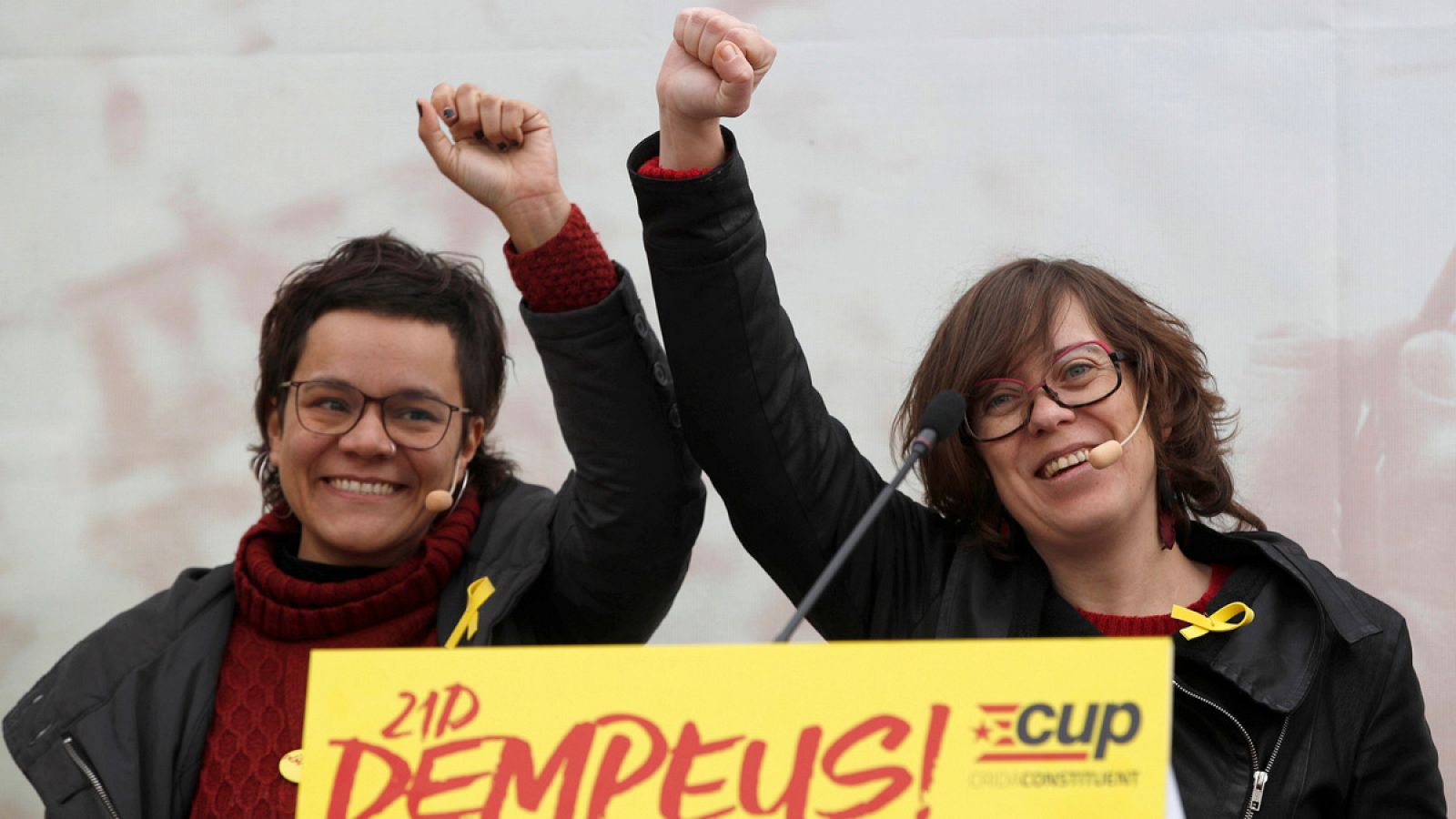 La exdiputada de la Cup, Eulàlia Reguant, y la cabeza de lista por Girona, Natàlia Sánchez