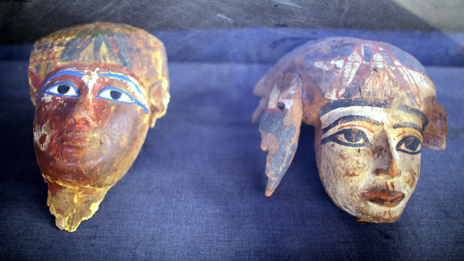 Dos máscaras funerarias encontradas en las dos nuevas tumbas de la época del Imperio Nuevo (entre los siglos XVI y XI a.C.) excavadas en la necrópolis de Dra Abu al Naga, cerca de Luxor (Egipto).