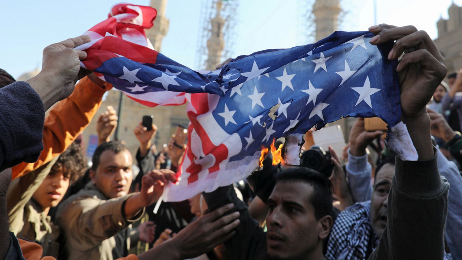 Manifestantes queman una bandera de EE.UU. en una protesta en El Cairo