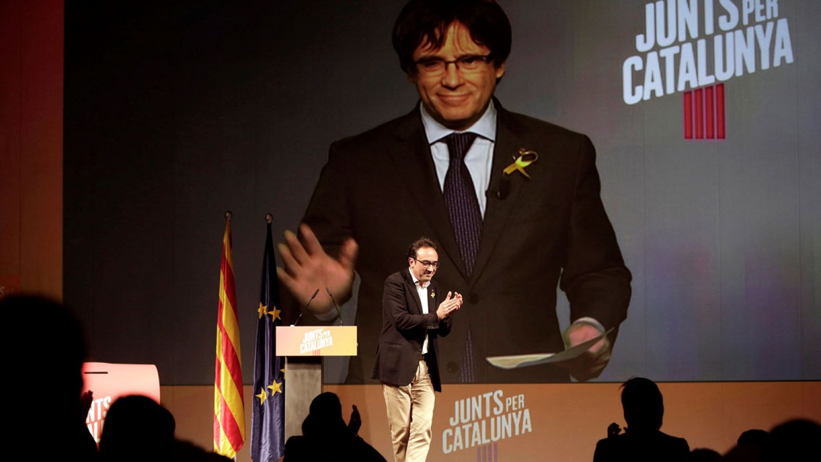 El candidato número uno de Junts per Catalunya (JxCat), Carles Puigdemont, interviene por videoconferencia desde Bruselas durante el mitin de su partido celebrado en Igualada (Barcelona).