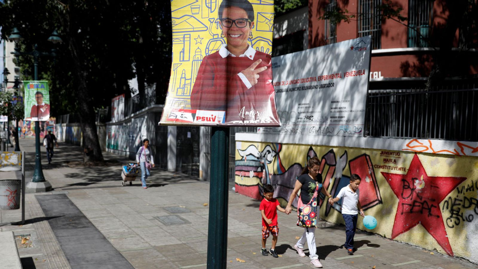 Imagen de un cartel electoral en una calle de Caracas (Venezuela).