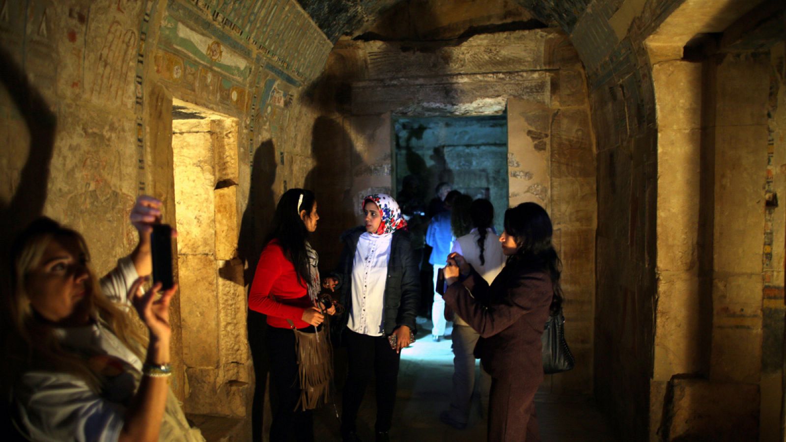 Turistas visitan el Templo de Hatshepsut