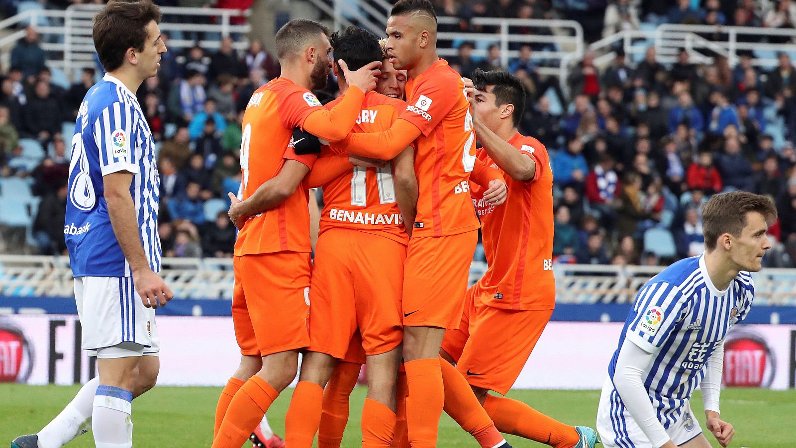 Los jugadores del Málaga celebran el gol del 'Chory' Castro a la Real.