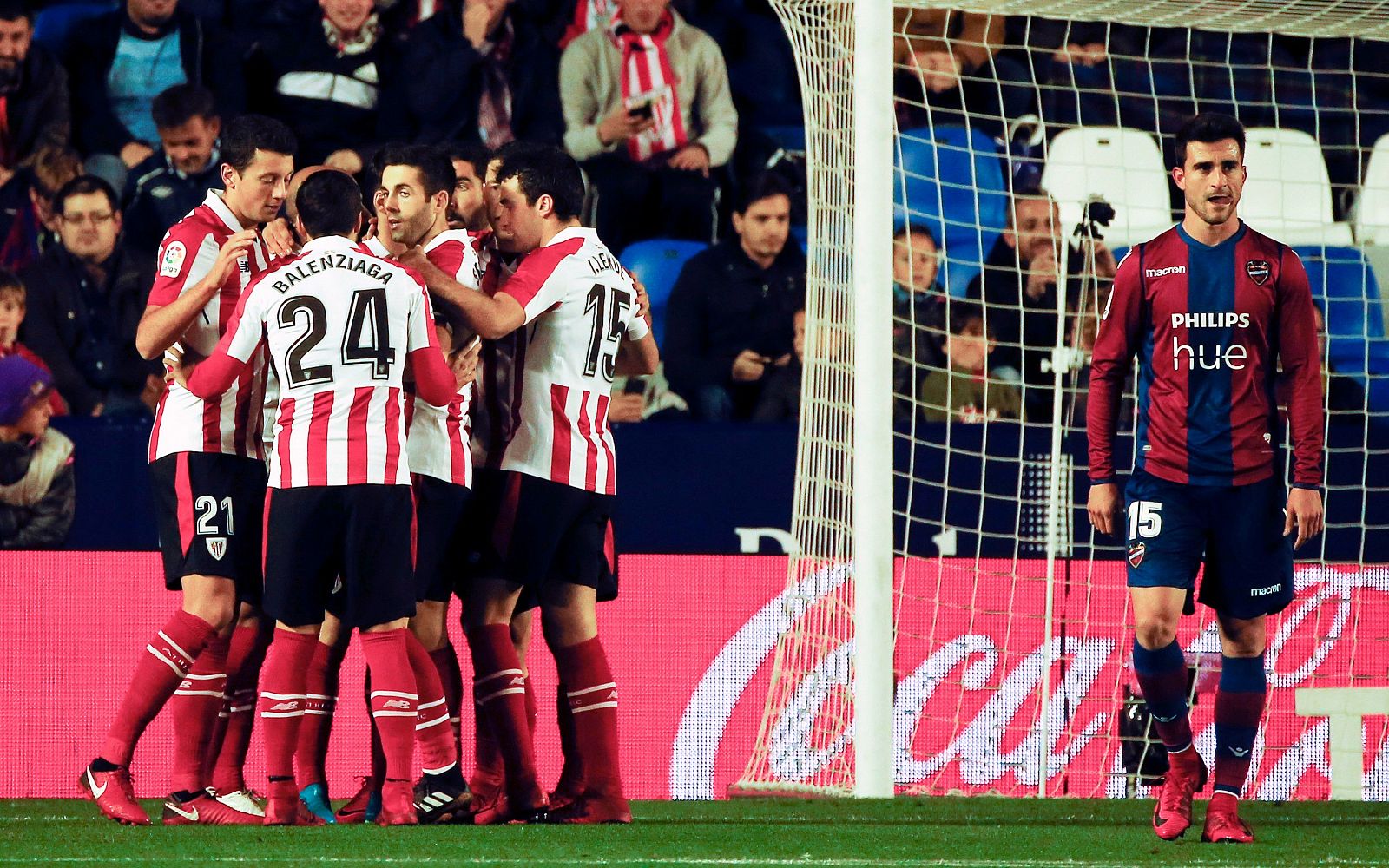 Los jugadores del Athletic celebran el primer gol ante el Levante