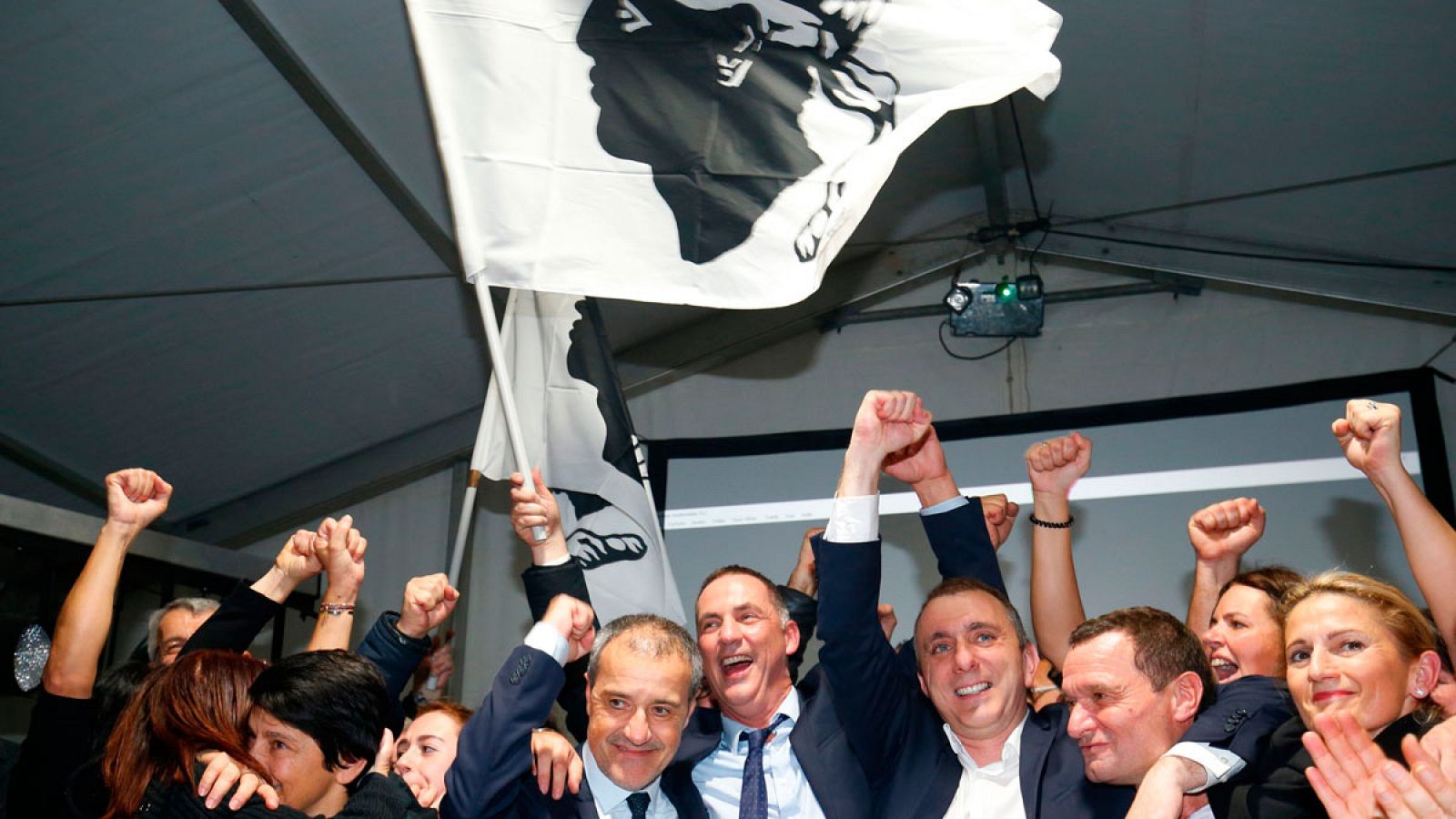 Pè a Corsica, la coalición formada por los autonomistas de Gilles Simeoni (5º I) y los independentistas de Jean-Guy Talamoni (4ºI), tras conocer los resultados de las regionales en Córcega.