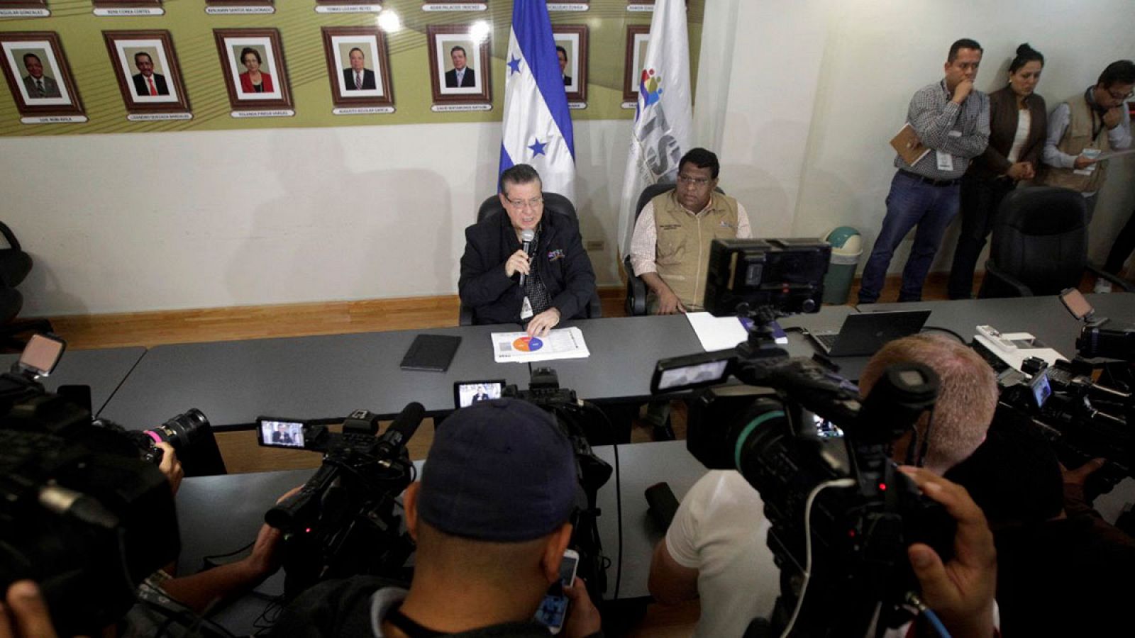 El magistrado presidente del Tribunal Supremo Electoral (TSE), David Matamoros (i), durante una rueda de prensa el 10 de diciembre 2017 en Tegucigalpa (Honduras).