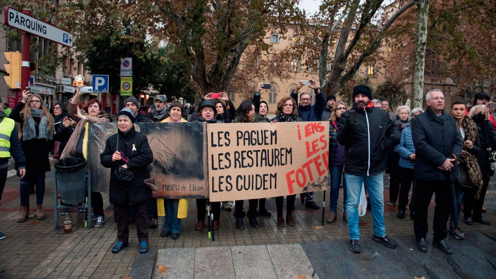 Manifestantes fuera del Museo de Lleida para intentar dificultar el traslado de los obras de Sijena a Aragón