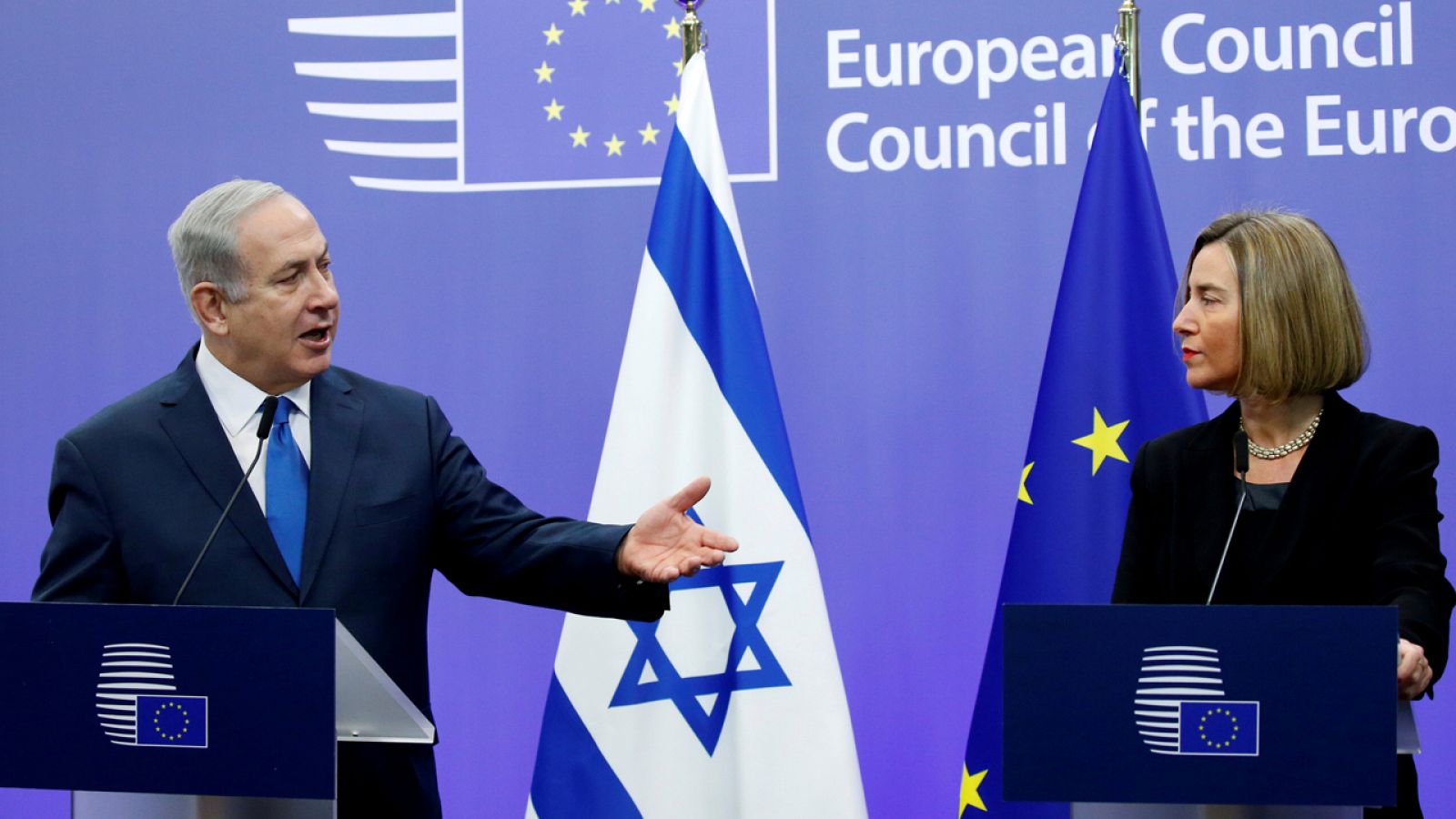 El primer ministro israelí, Benjamín Netanyahu, y la jefa de la diplomacia Europea, Federica Mogherini, dan una rueda de prensa en Bruselas