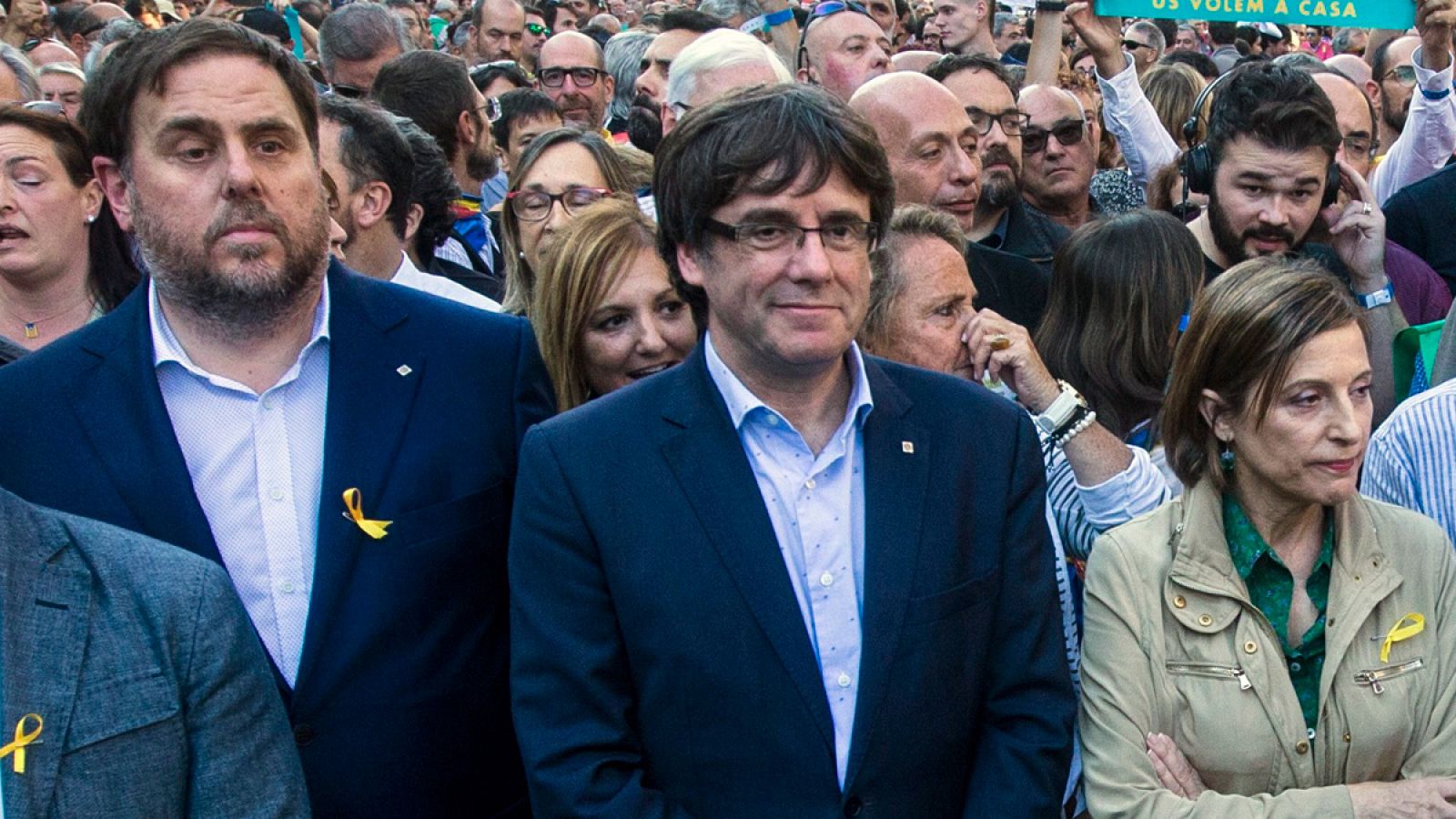 Carles Puigdemont y Oriol Junqueras, en una manifestación para pedir la libertad de Jordi Sànchez y Jordi Cuixart
