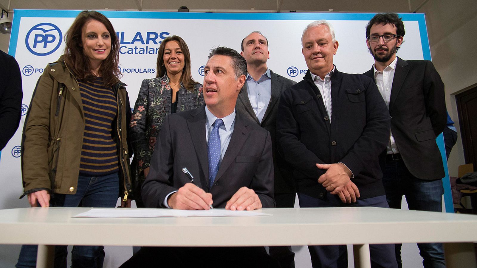 Xavier García Albiol firma el decálogo de compromisos del PP con los catalanes, junto a otros miembros de su candidatura