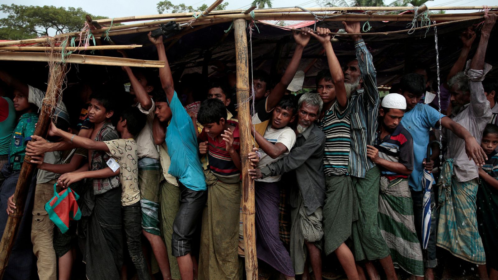 Varios refugiados rohinyás hacen cola para conseguir una manta en Bangladesh
