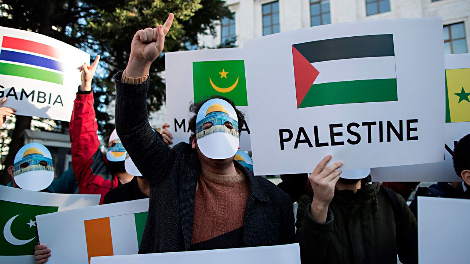 Manifestación en favor de Palestina ante el centro donde se celebra la cumbre de países musulmanes en Estambul