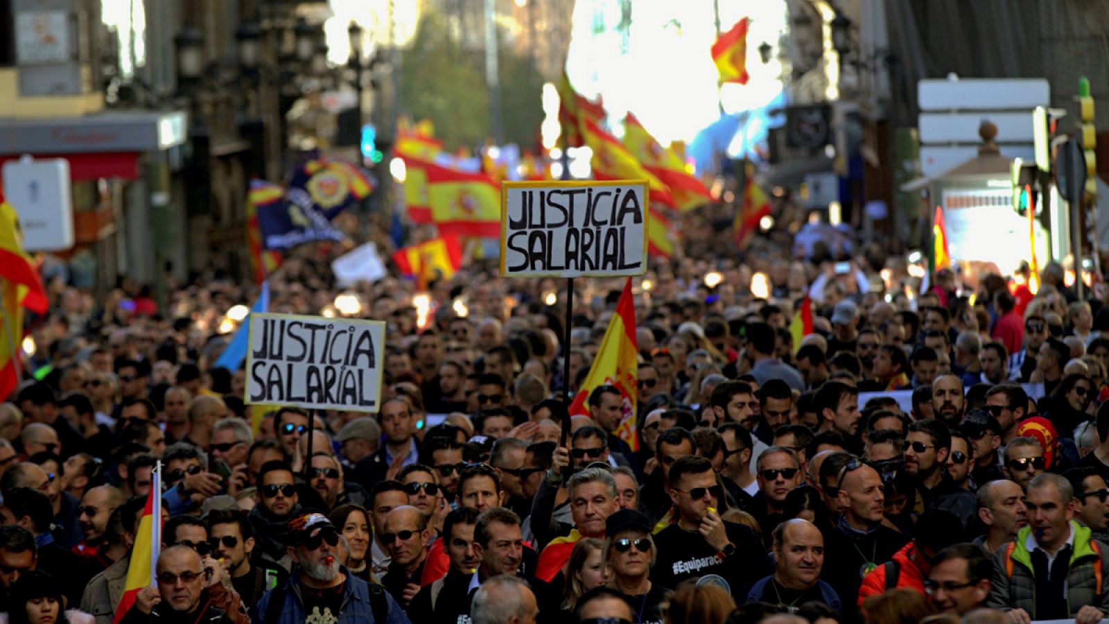 Manifestación en Madrid de policías y guardias civiles para pedir la equiparación salarial con policiás autonómicas