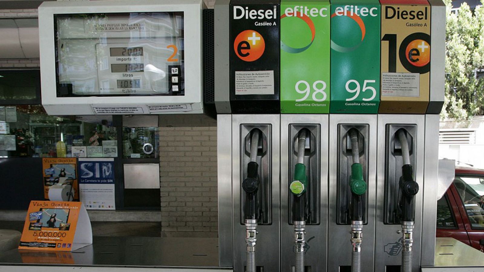 Surtidor de gasolina y diésel en una gasolinera española