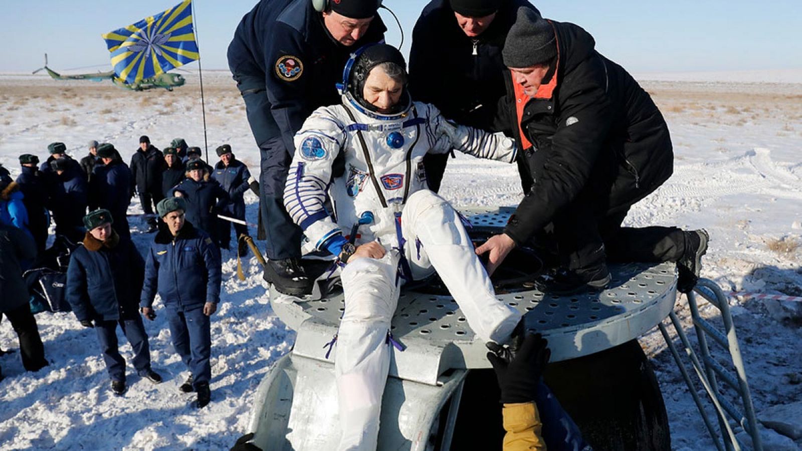Auxiliares ayudan al astronauta italiano Paolo Nespoli, de la Agencia Espacial Europea, a salir de la cápsula de la Soyuz MS-05, después del aterrizaje.