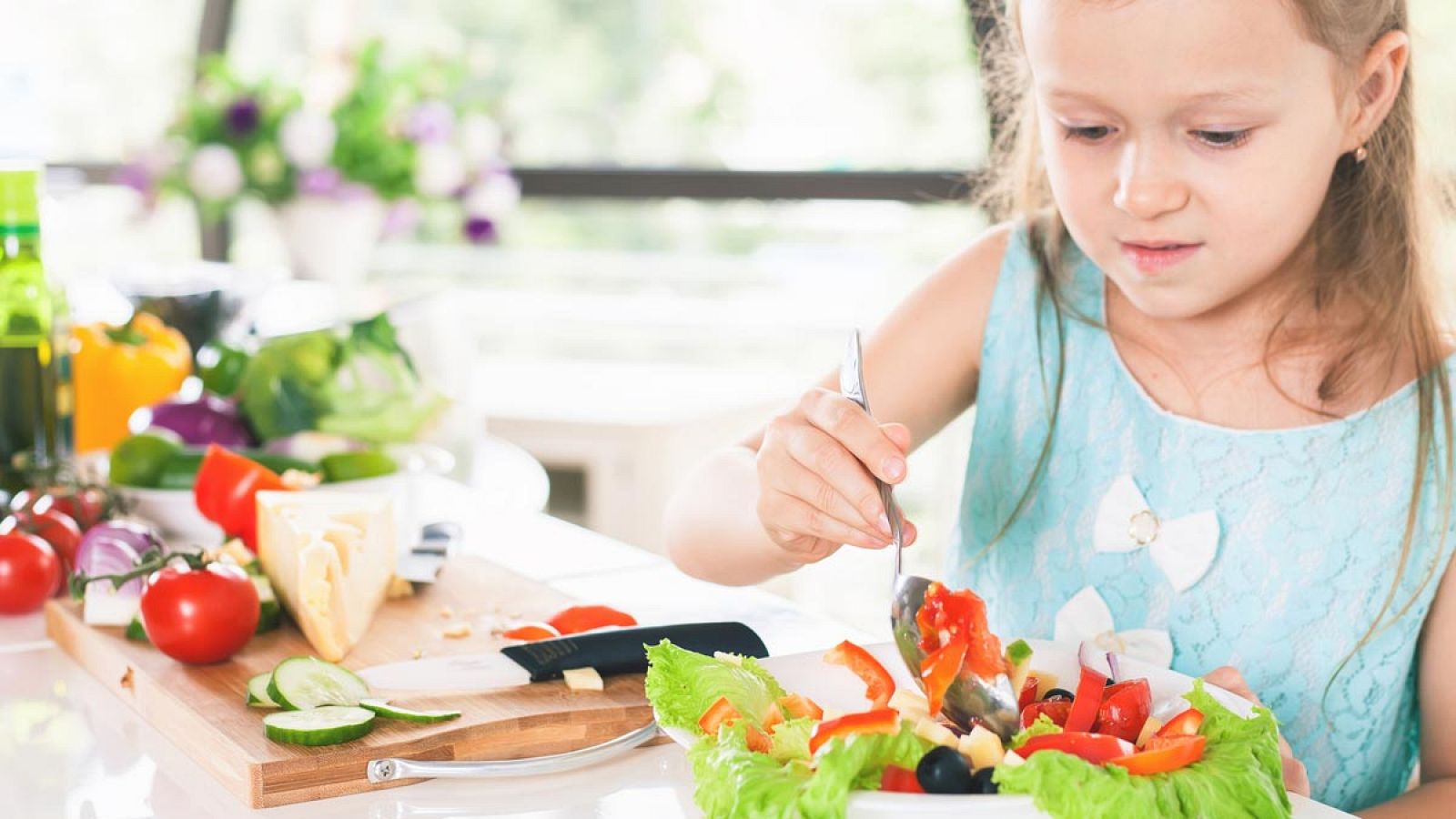 Una dieta saludable se asocia a pautas que restringen el consumo de azúcares y grasas, y fomentan el de pescados y verduras.