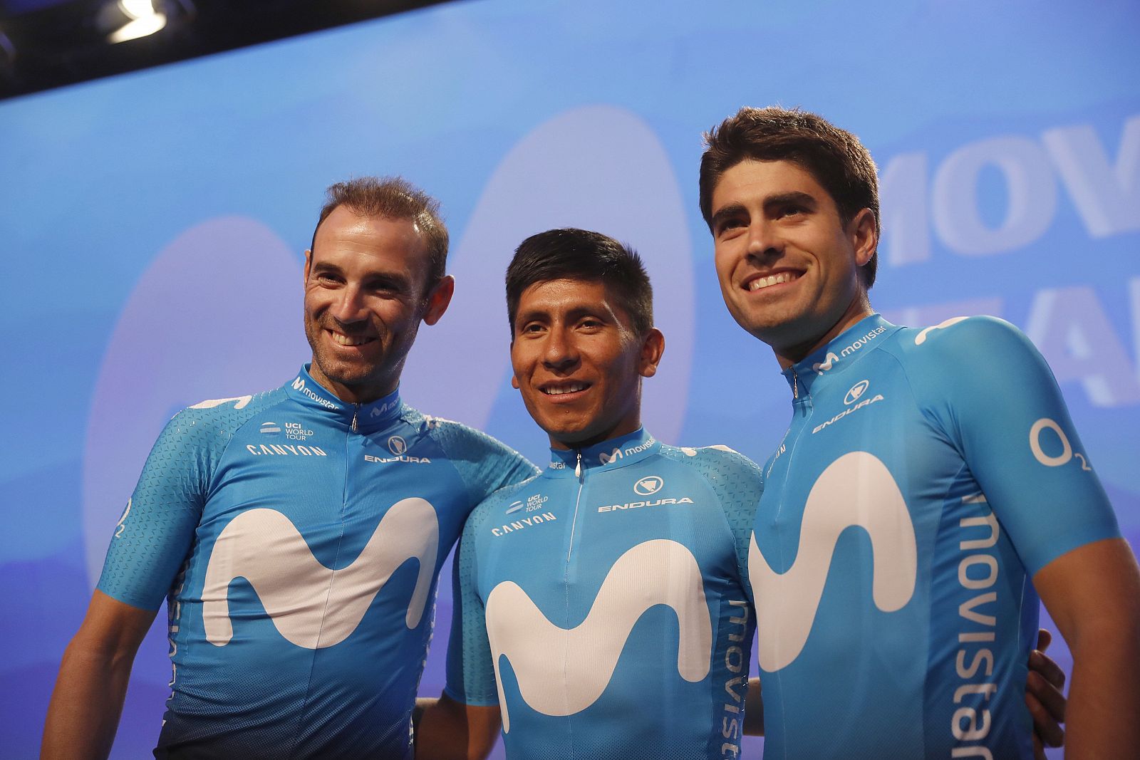 Los ciclistas del equipo Movistar, el murciano Alejandro Valverde, el colombiano Nairo Quintana (c) y el vasco Mikel Landa (d), durante la presentación del equipo Movistar 2018.
