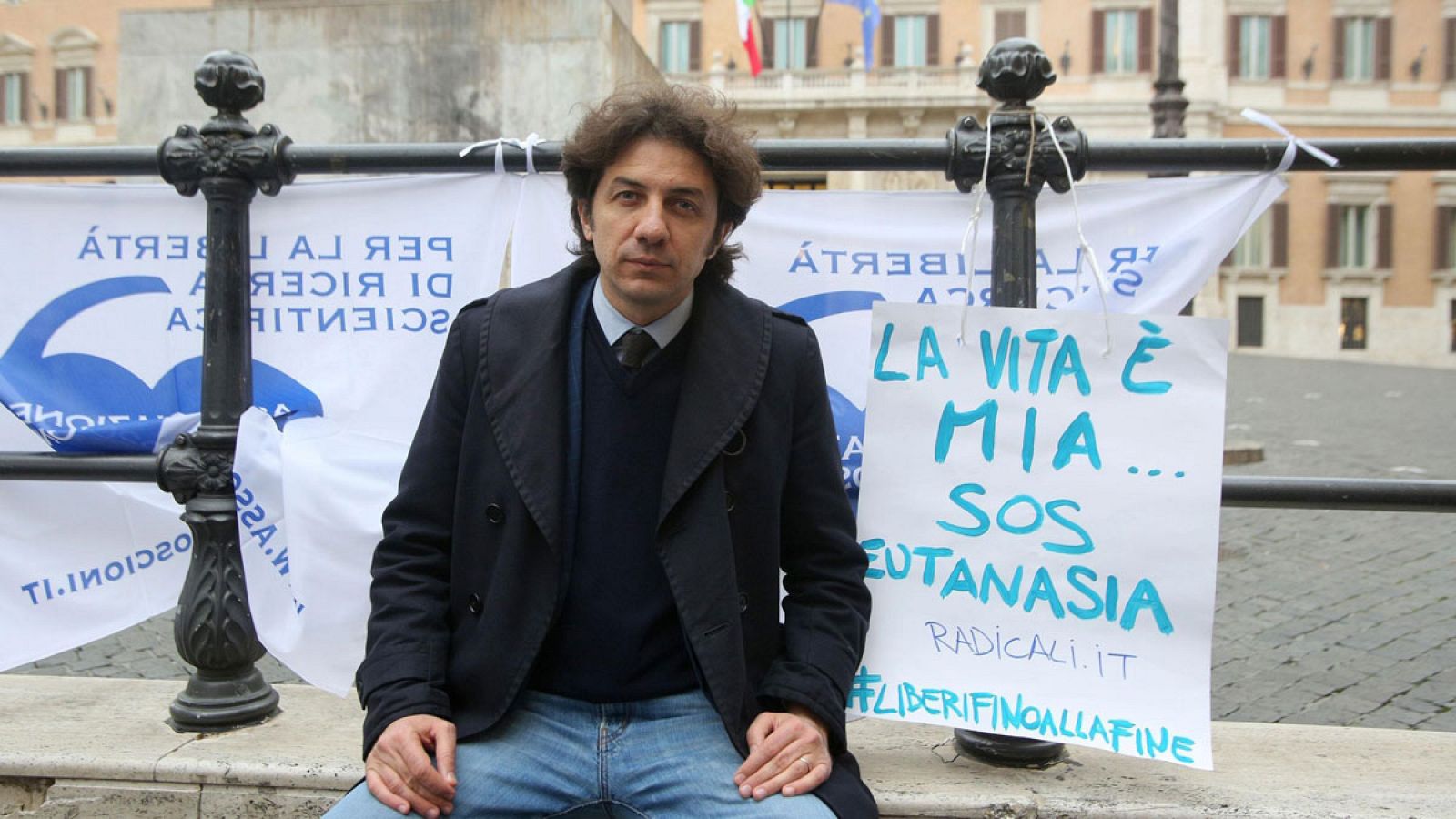 Marco Cappato, activista de la asociación Coscioni, protesta a favor de la ley del testamento vital